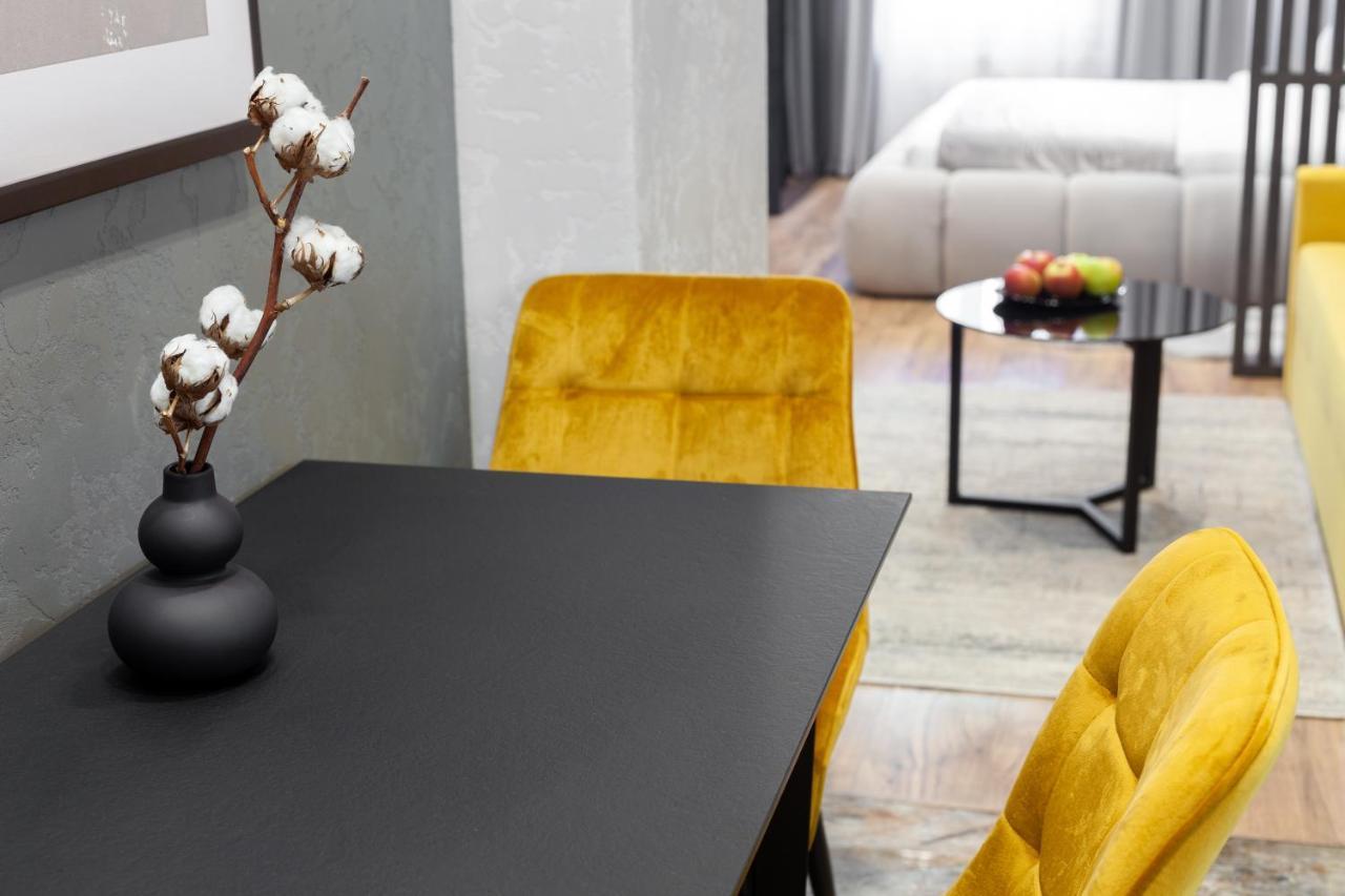 Dream Apartament On Drahomanova Street Lviv Buitenkant foto