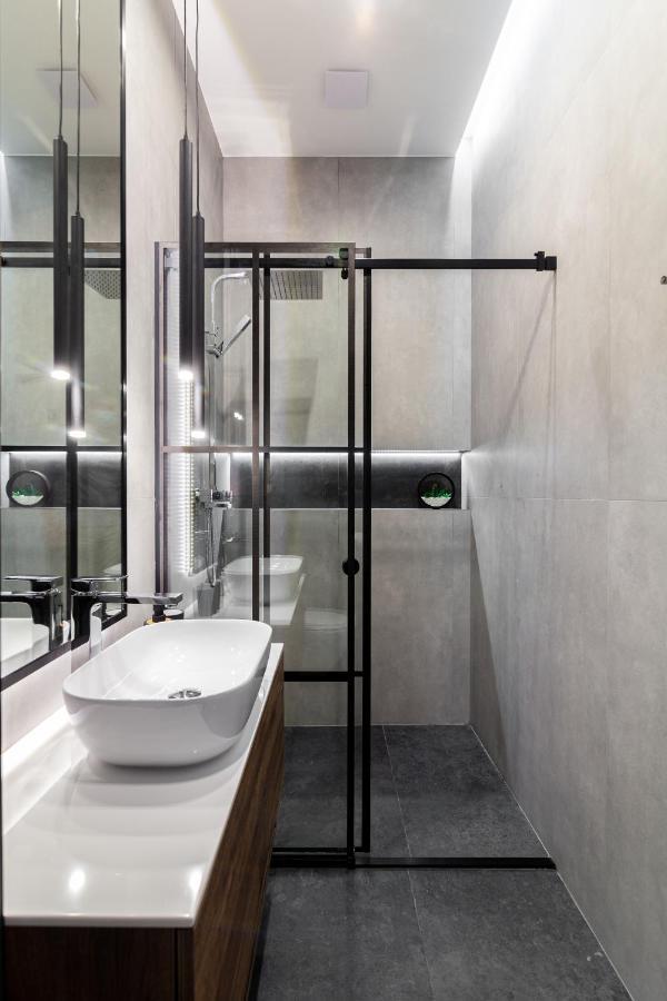 Dream Apartament On Drahomanova Street Lviv Buitenkant foto